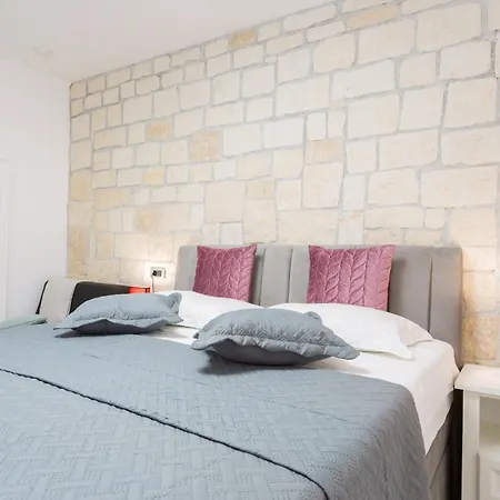 Arbol Apartment Split